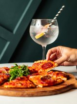 YOTEL Edinburgh - Pizza and cocktail