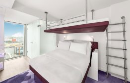 YOTEL Amsterdam - Triple room: Queen-size SmartBed with single bunk overhead