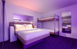 YOTELAIR Paris Charles de Gaulle - Family room with queen-size bed and two bunk beds