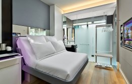 YOTEL Singapore - Premium Queen room