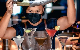 YOTEL Singapore - Pouring cocktails at Komyuniti