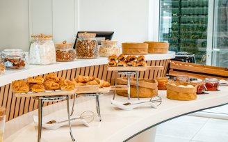 YOTEL Porto - Breakfast buffet display