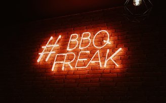 Neon sign saying # bbq freak