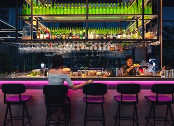 YOTEL Singapore bar picture at nightt