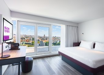 YOTEL Porto - First Class Queen Suite full view