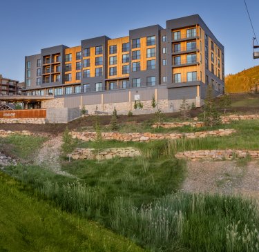 YOTELPAD Park City - Exterior view of the hotel during summer
