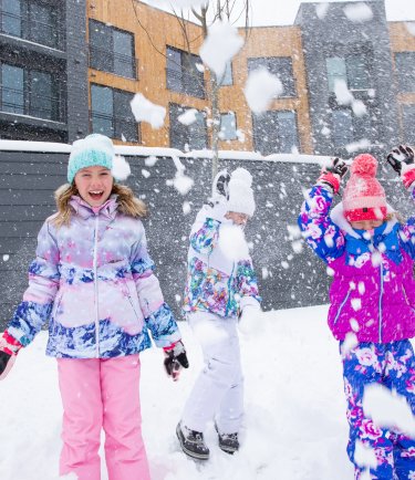 YOTELPAD Park City - children in the snow