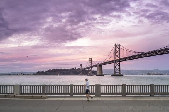 YOTEL San Francisco - Running past Golden Gate Bridge