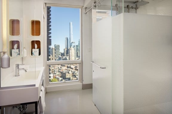NYC Premium Queen Skyline View_Bathroom