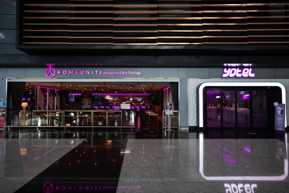 Outside shot of YOTEL and Komyuniti Restaurant with signage