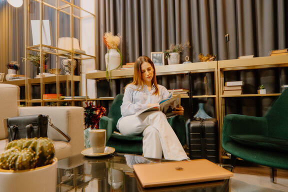 Woman relaxing in the Komyuniti Lounge area in YOTEL Istanbul Landside