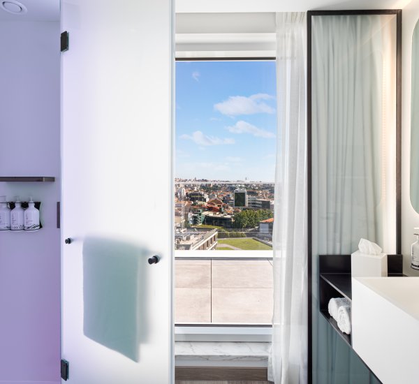 YOTEL Porto - First Class Suite bathroom and balcony access