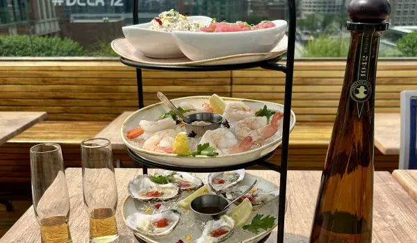Seafood tower with drinks