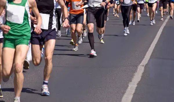Marathon runners sweat it out on the streets of Tokyo