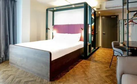 Large luxury bed in a cosy hotel room